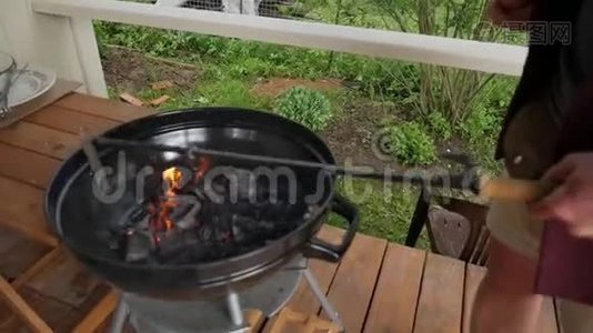 人类搅动了Bbq烧烤炉中的煤。视频