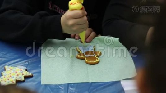 烘焙课程，儿童用釉装饰姜饼，圣诞节手工制作视频