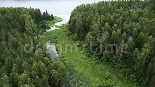 奥维桑卡蜿蜒河流的自然景观视频