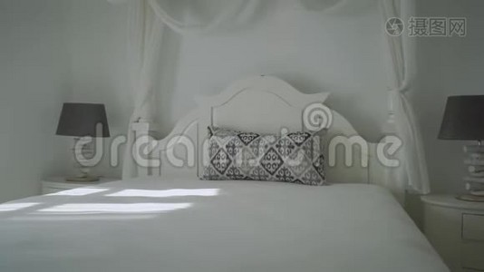 白色大床在中等大小的卧室设计白色，房间有一张床在测试下，两盏灯在上面视频