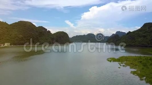 绿岛海峡湾水之上飞蝇视频