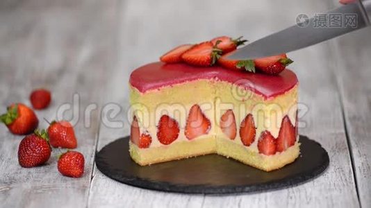 草莓蛋糕。 木制背景的弗利西耶蛋糕。视频