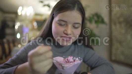 近距离观看胖乎乎的十几岁的黑发女孩吃紫罗兰色冰淇淋，弄得乱七八糟，微笑着，肮脏的嘴唇视频