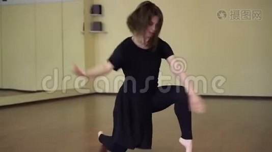 现代舞。 女舞者表演当代舞蹈视频
