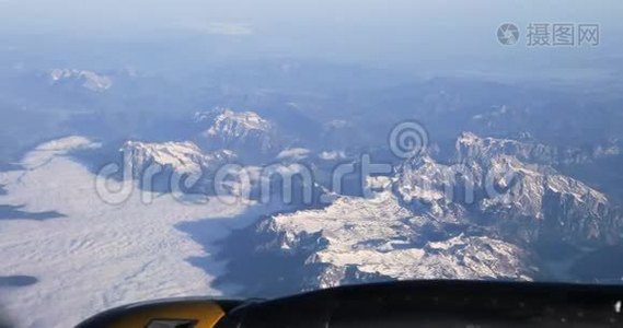 夏季从塔特拉山雪顶的飞机窗口观看空中景色。 高姿态视频