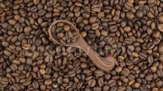 旋转一个粘土勺子，咖啡躺在一堆咖啡豆上。 食物。视频