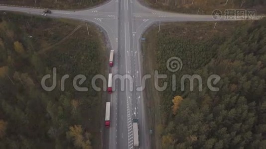 在公路路边设有货运集装箱停车场的空中观景卡车视频