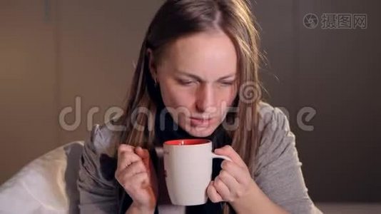 年轻女子喝热茶的画像.. 特写镜头。 4K.视频