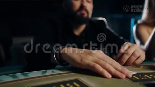 在赌场玩扑克的人视频