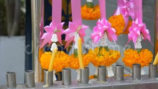 泰国传统佛教祭坛附近的蜡烛和鲜花视频