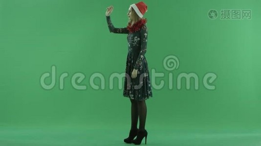 使用增强现实触摸屏技术制作圣诞帽的年轻美女视频