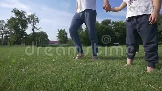 快乐的小家庭，有两个孩子在夏天跑步视频
