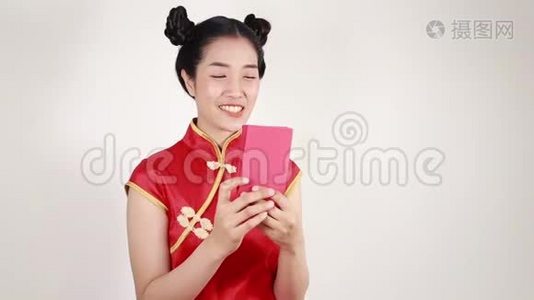 女人穿旗袍，在新年的概念里数着信封视频