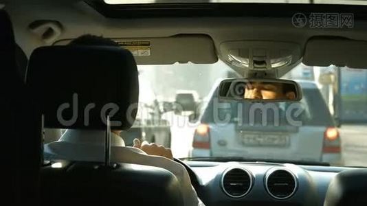 人在车里喝水.视频