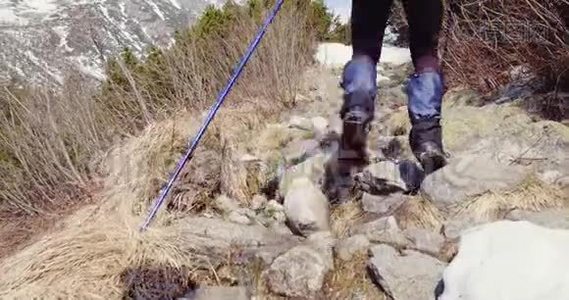这位游客爬上了斯洛伐克高塔特拉斯的石道视频