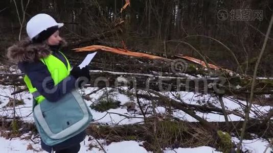 女林业员工巡查破坏森林.视频
