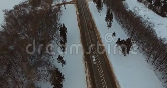 卡车和汽车在冬季公路上行驶。 空中景观视频