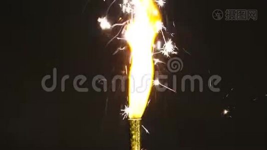 喷泉烟火燃烧在黑色背景上视频