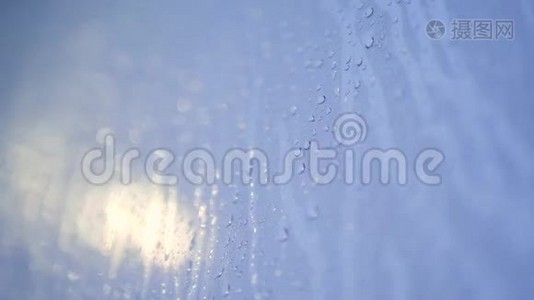 秋天的雨天，雨水滴在雾气弥漫的公共汽车车窗玻璃上。4公里。视频