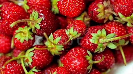 新鲜水果、美味草莓作为食物的背景。 有机健康成熟草莓营养。视频