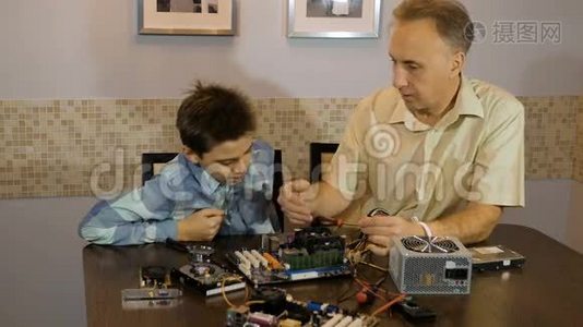 爸爸教儿子一个十几岁的孩子，电脑里`什么。 供电。视频