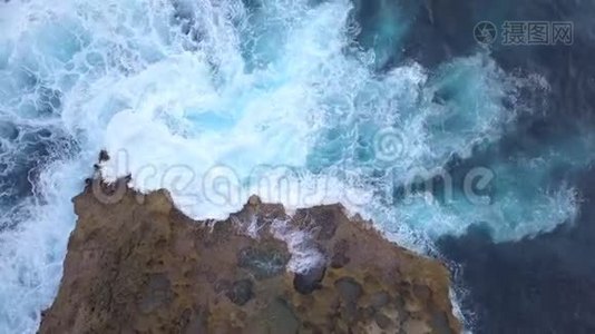 航空：天使Billabong自然游泳池。 在热带岛屿的岩壁上发生了大的蓝海波浪. 4K旅行指南视频