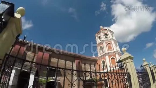 西班牙时代建造了圣保罗第一隐士大教堂，展示了她的铁栅栏和钟楼。视频