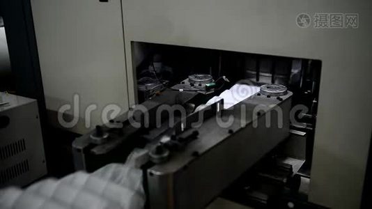 在工厂机器上生产一包独立弹簧在床垫盖。视频