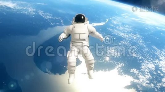外层空间的宇航员正在地球上空飞行视频