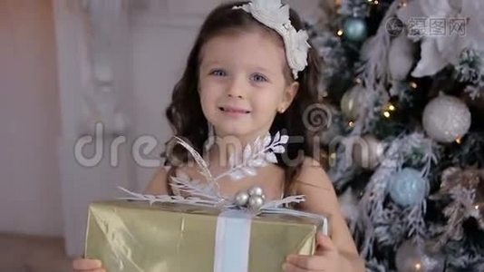 穿着白色连衣裙的小女孩捧着新年`礼物视频