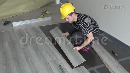 工人将木地板铺在地板上，非常小心视频