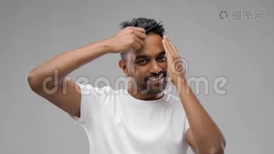 快乐的印度男人梳头视频