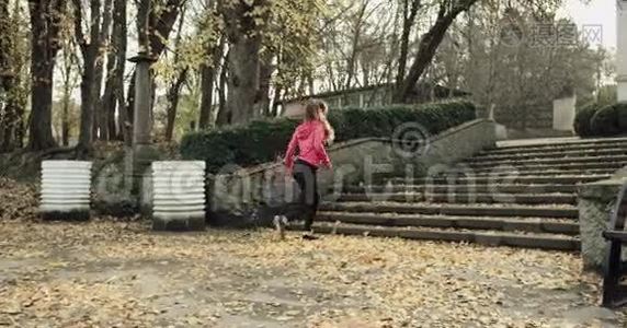健身女孩缓慢地跑上楼梯。 年轻女子健身锻炼。 减肥运动。 4k红色史诗。视频