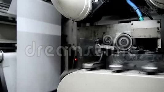 独立弹簧在机器上自动制造。视频