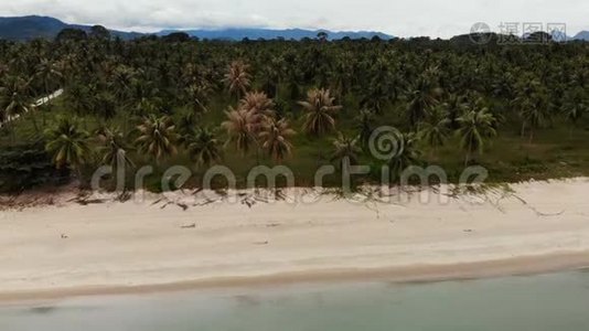 空中美丽海景，热带白色沙滩，绿松石水.. 顶级无人机景观，异国泰国景观视频