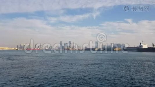 海港和城市视野与摩天大楼在地平线上。 有停泊船只的海港。视频