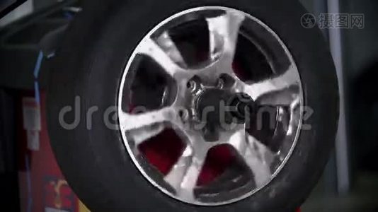 旋转轮胎的近镜头视频