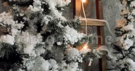 摄像机正在追踪一棵圣诞树，里面全是装饰品，站在客厅里视频