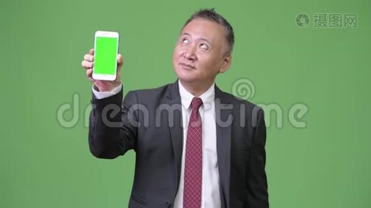 成熟的日本商人展示手机摄像头视频