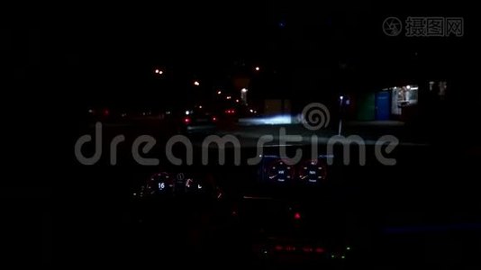 在夜景中驾驶汽车视频