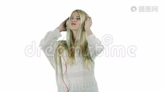带着耳机听音乐的年轻女子，微笑着，用白色背景上的摄像机调情视频