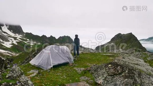 高雪山徒步旅行者帐篷附近使用智能手机的时间推移视频