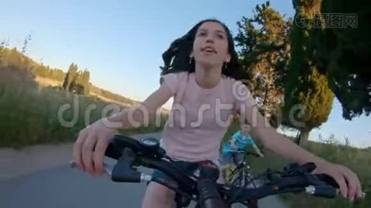 一个年轻女孩在农村骑自行车视频