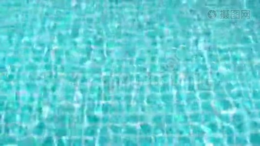 游泳池表面蓝色绿松石清爽水水。 热带早晨的波浪和风视频