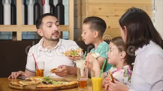 幸福家庭之父在咖啡馆里用披萨做自拍视频