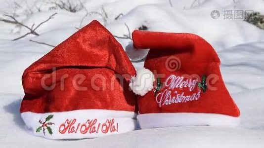 在白雪上戴两顶圣诞红帽子视频