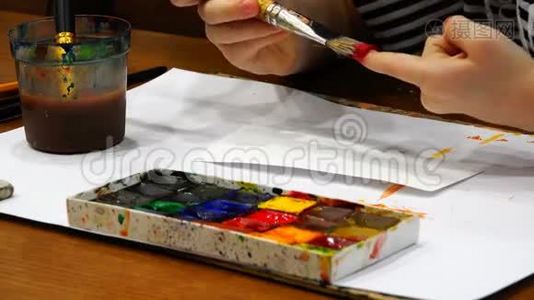 画笔，彩色颜料和水彩进行艺术创作..视频