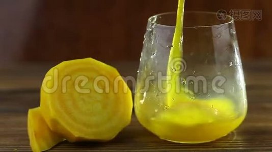 桌上玻璃中的黄甲虫汁视频