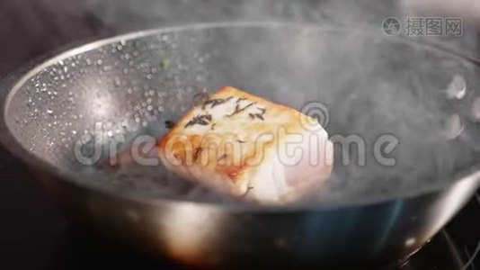 锅炸鱼，吞拿鱼片在热气腾腾的煎锅上慢动作..视频