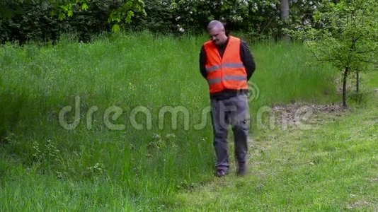 愤怒的园林绿化经理在质量不好的地方割草视频